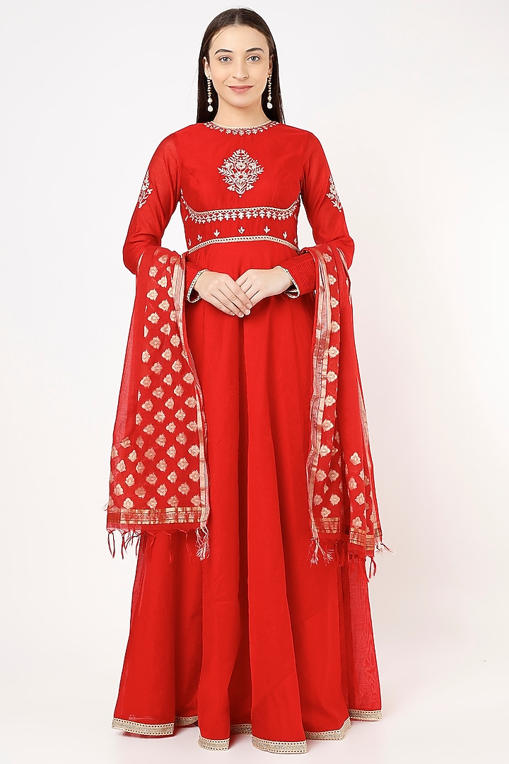 Red Aari Embroidered Anarkali Set by Sheela Suthar at Pernia's Pop Up Shop