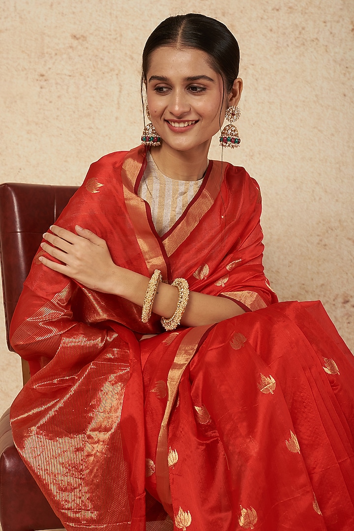 Red Party Wear Saree In Handloom Silk by Sheela Suthar at Pernia's Pop Up Shop