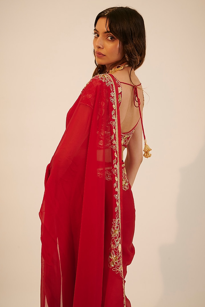 Red Organza Embroidered Wedding Saree Set by Sheela Suthar at Pernia's Pop Up Shop