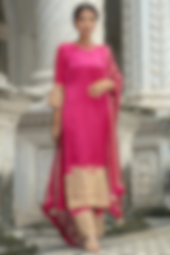 Pink Embroidered Kurta Set by Sheela Suthar at Pernia's Pop Up Shop