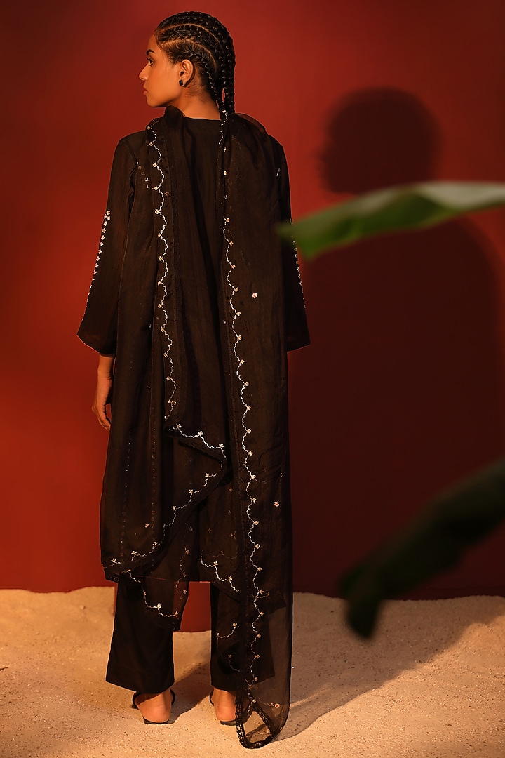 Black Mul Chanderi Hand Embroidered Kurta Set by Shetab Kazmi at Pernia's Pop Up Shop