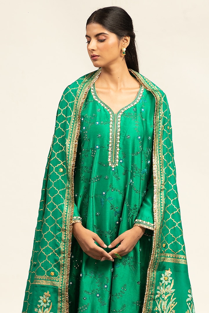 Green Pure Chanderi Machine & Hand Embroidered Kurta Set by Shetab Kazmi at Pernia's Pop Up Shop