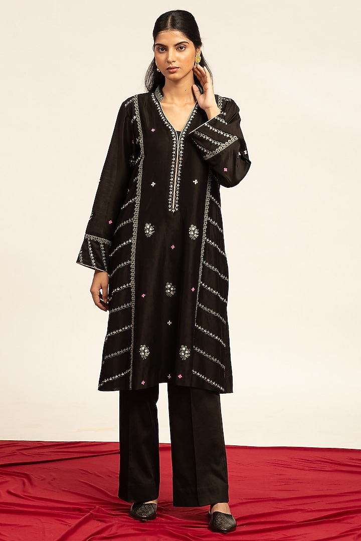 Black Pure Chanderi Machine & Hand Embroidered Side Paneled Kurta Set by Shetab Kazmi at Pernia's Pop Up Shop
