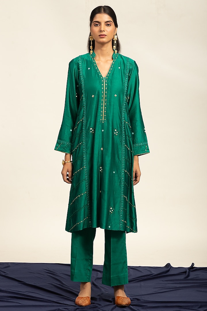 Emerald Green Pure Chanderi Machine & Hand Embroidered Side Paneled Kurta Set by Shetab Kazmi at Pernia's Pop Up Shop