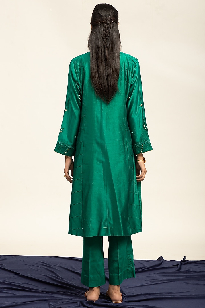 Emerald Green Pure Chanderi Machine & Hand Embroidered Side Paneled Kurta Set by Shetab Kazmi at Pernia's Pop Up Shop