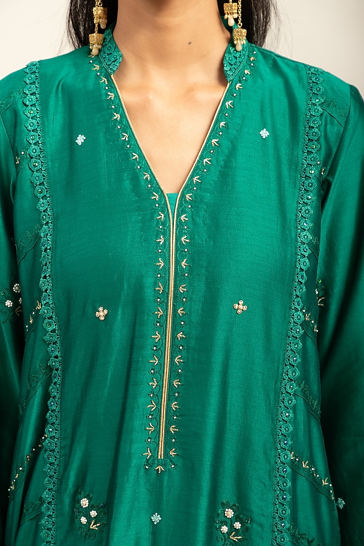 Emerald Green Pure Chanderi Machine & Hand Embroidered Side Paneled Kurta Set by Shetab Kazmi at Pernia's Pop Up Shop