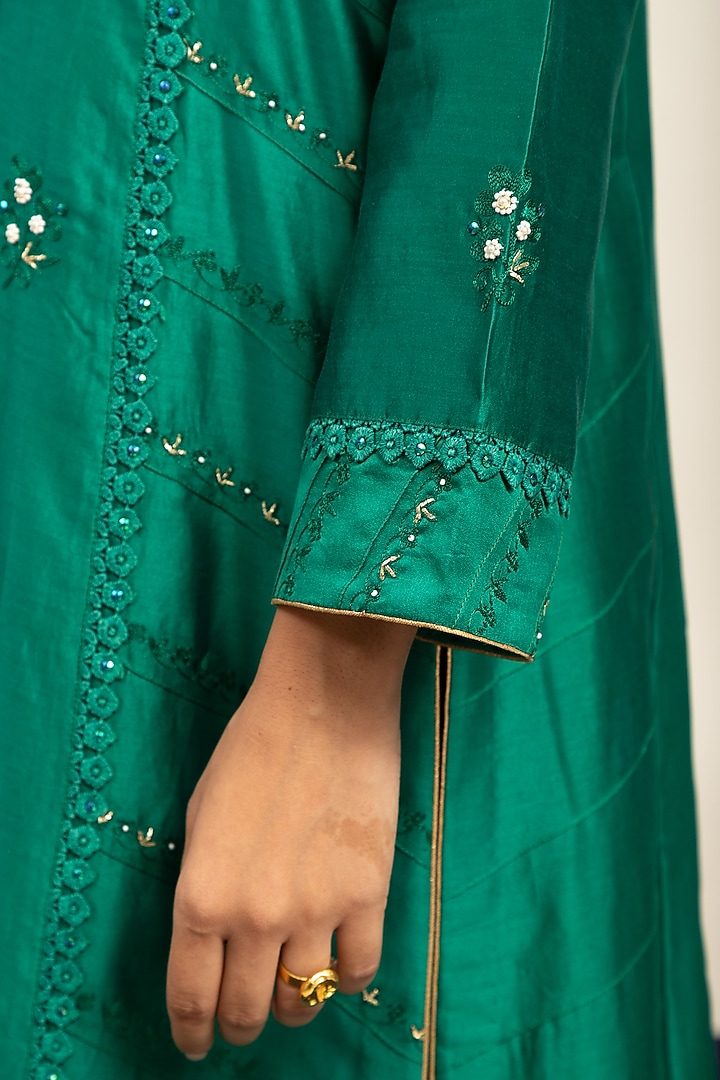 Emerald Green Pure Chanderi Machine & Hand Embroidered Side Paneled Kurta Set by Shetab Kazmi at Pernia's Pop Up Shop