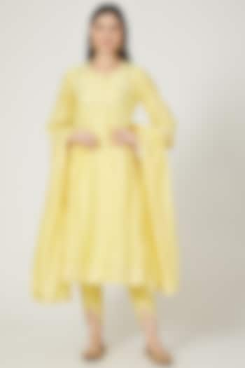 Yellow Embellished Kurta Set by Shree Tatvam at Pernia's Pop Up Shop