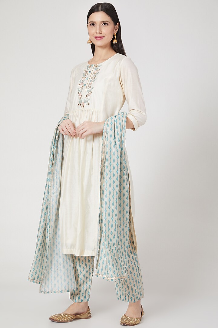 Off White Kurta Set With Handwork by Shree Tatvam