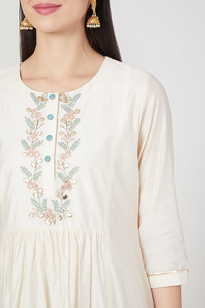 Off White Kurta Set With Handwork by Shree Tatvam at Pernia's Pop Up Shop