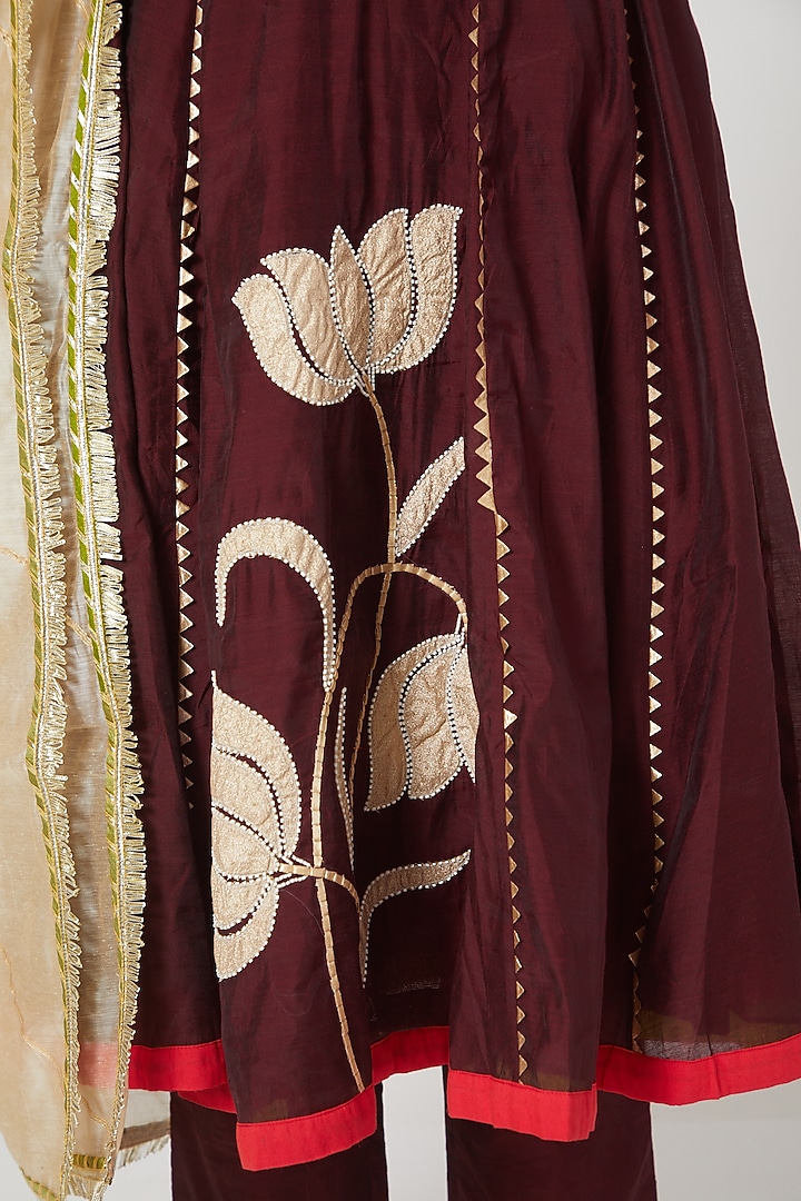 Maroon Embellished Kurta Set by Shree Tatvam at Pernia's Pop Up Shop