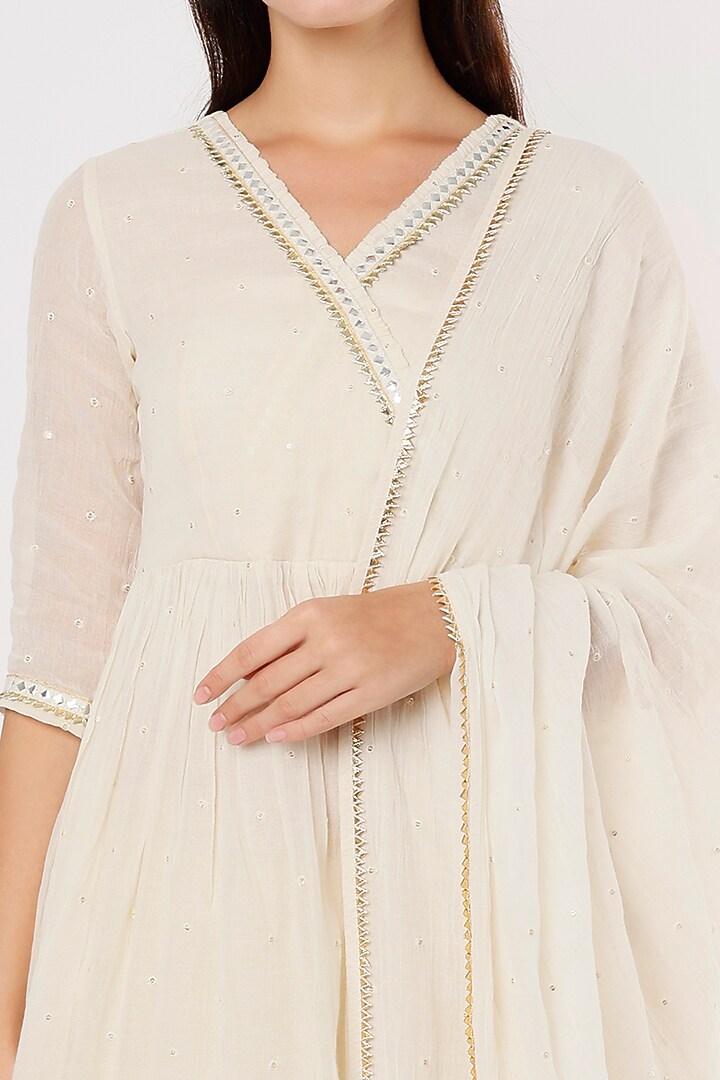 Off-White Mulmul Cotton Kurta Set by Shree Tatvam at Pernia's Pop Up Shop