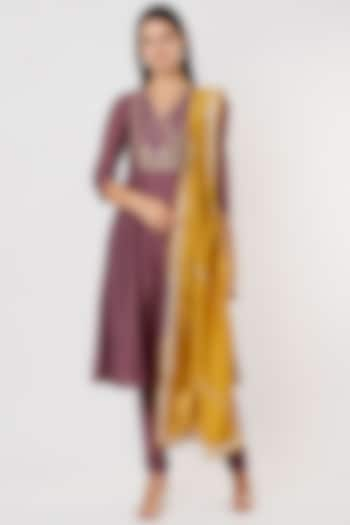 Mauve Embroidered Kurta Set by Shree Tatvam at Pernia's Pop Up Shop