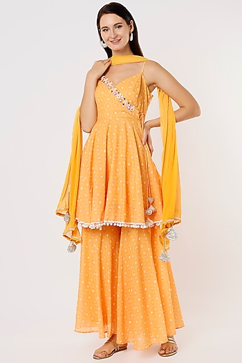 Yellow Hand Embroidered Kurta Set by Shree Tatvam at Pernia's Pop Up Shop