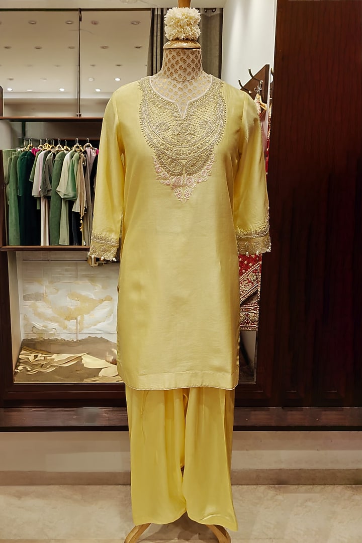 Lemon Yellow Silk Chanderi Kashmiri Tilla Embroidered Short Kurta Set by Sheetal Batra at Pernia's Pop Up Shop
