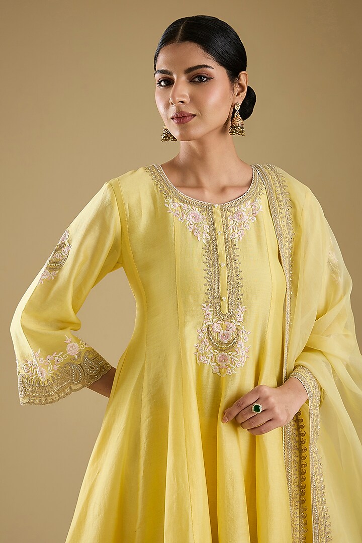 Lemon Yellow Pure Silk Chanderi Kashmiri Tilla Embroidered Anarkali Set by Sheetal Batra at Pernia's Pop Up Shop