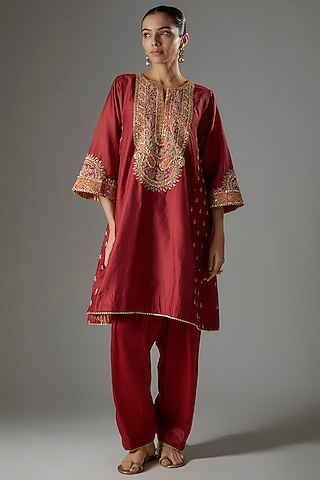 Red Silk Chanderi Kashmiri Tilla Embroidered Kurta Set For Girls by Sheetal Batra - Kids