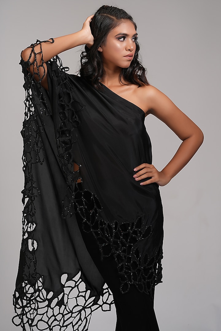 Black Habutai Silk Embroidered Co-Ord Set by Shruti S at Pernia's Pop Up Shop