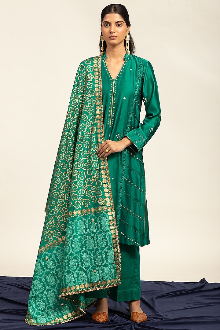 Emerald Green Pure Chanderi Machine & Hand Embroidered Side Paneled Kurta Set by Shetab Kazmi