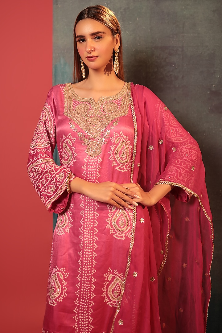 Pink Silk Embroidered Bandhani Kurta With Dupatta by Siddhartha Daga at Pernia's Pop Up Shop