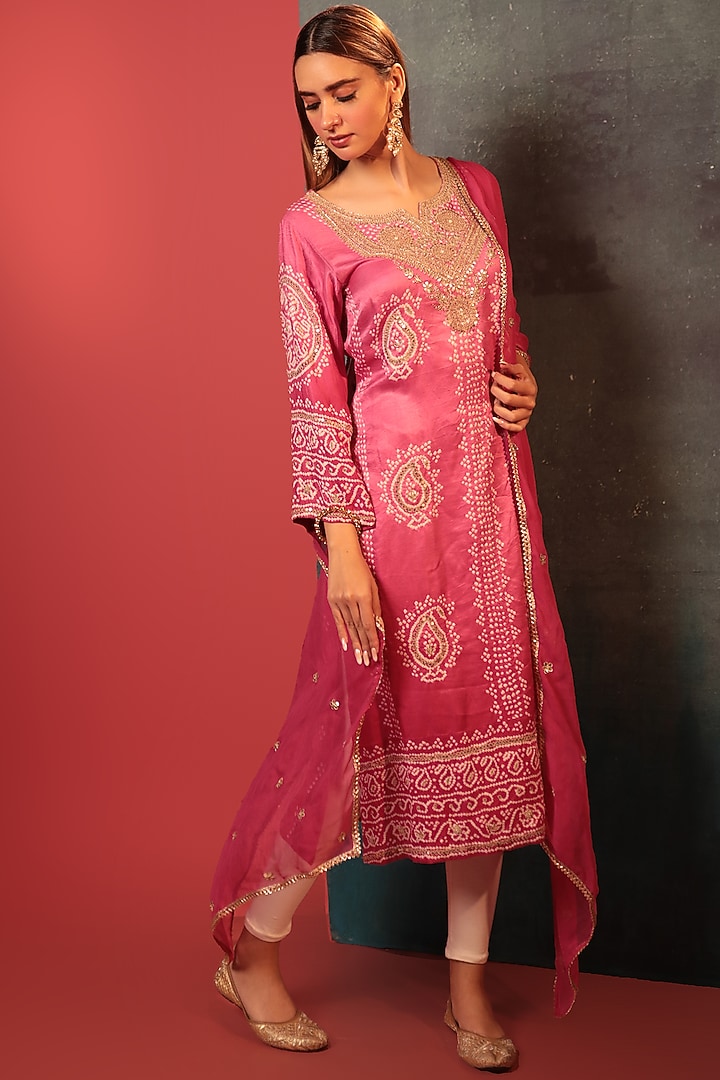 Pink Silk Embroidered Bandhani Kurta With Dupatta by Siddhartha Daga at Pernia's Pop Up Shop