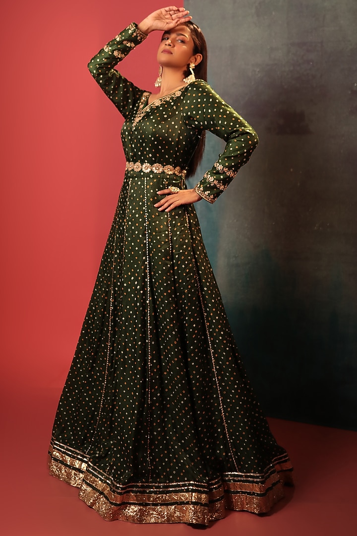 Green Silk Embroidered Bandhani Wedding Anarkali by Siddhartha Daga at Pernia's Pop Up Shop