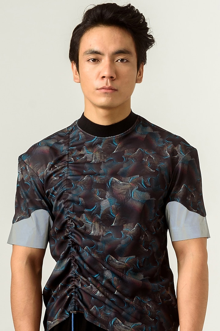 Black T-Shirt With Print by Siddhant Agrawal Men at Pernia's Pop Up Shop