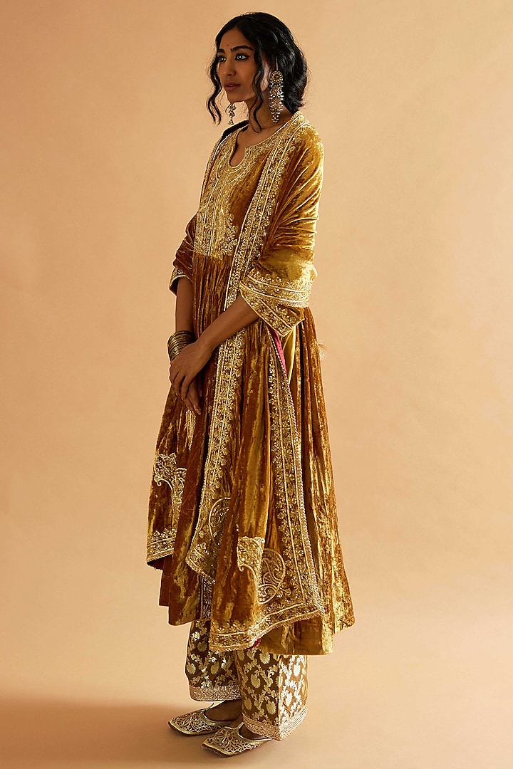 Mustard Velvet Gold Embroidered Kurta Set by Sihali Jageer at Pernia's Pop Up Shop