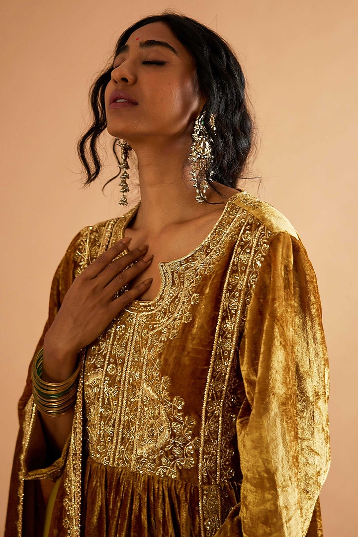 Mustard Velvet Gold Embroidered Kurta Set by Sihali Jageer at Pernia's Pop Up Shop