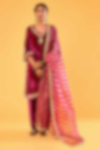 Fuchsia Pink Velvet Zardosi Embroidered Kurta Set by Sihali Jageer at Pernia's Pop Up Shop