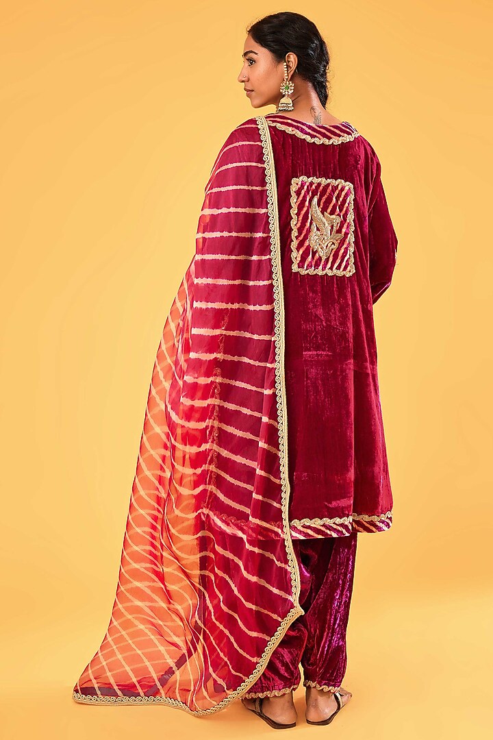Fuchsia Pink Velvet Zardosi Embroidered Kurta Set by Sihali Jageer at Pernia's Pop Up Shop