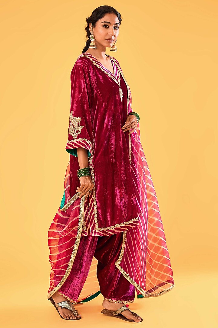 Fuchsia Pink Velvet Zardosi Embroidered Kurta Set by Sihali Jageer at Pernia's Pop Up Shop