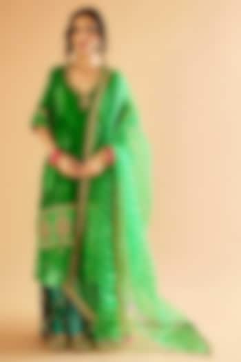 Green Velvet Zardosi Embroidered Kurta Set by Sihali Jageer at Pernia's Pop Up Shop