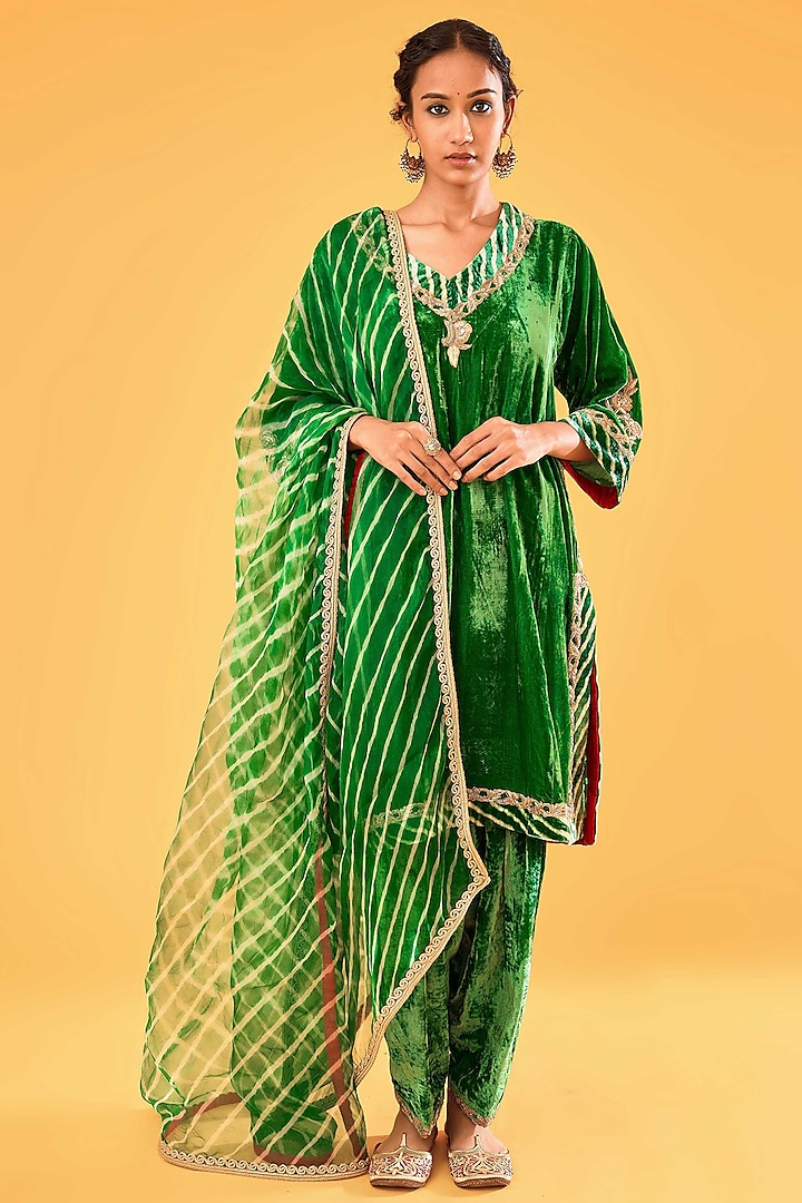 Green Velvet Zardosi Embroidered Kurta Set by Sihali Jageer at Pernia's Pop Up Shop