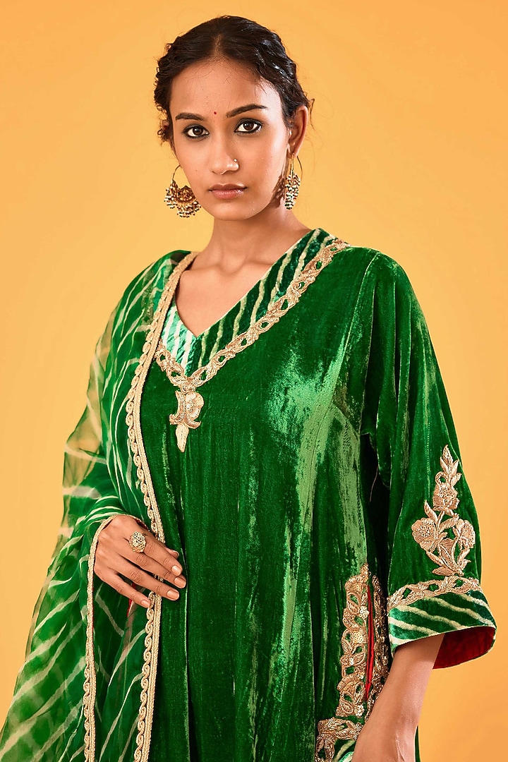 Green Velvet Zardosi Embroidered Kurta Set by Sihali Jageer at Pernia's Pop Up Shop