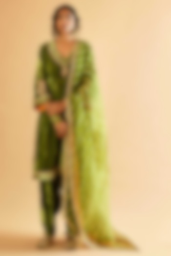 Mehendi Green Velvet Zardosi Embroidered Kurta Set by Sihali Jageer at Pernia's Pop Up Shop