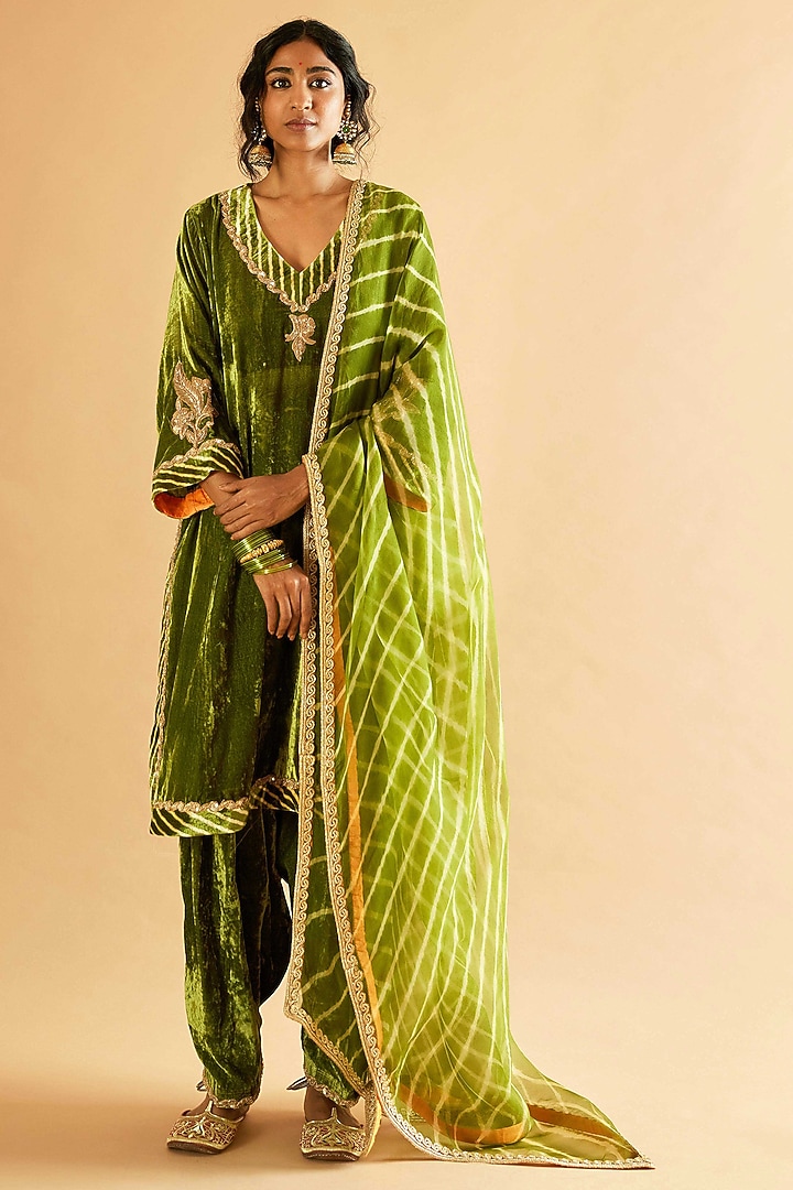 Mehendi Green Velvet Zardosi Embroidered Kurta Set by Sihali Jageer at Pernia's Pop Up Shop