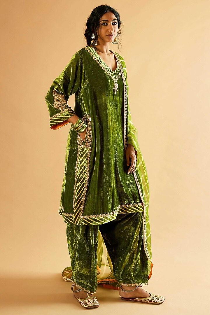 Mehendi Green Velvet Zardosi Embroidered Kurta Set by Sihali Jageer at Pernia's Pop Up Shop
