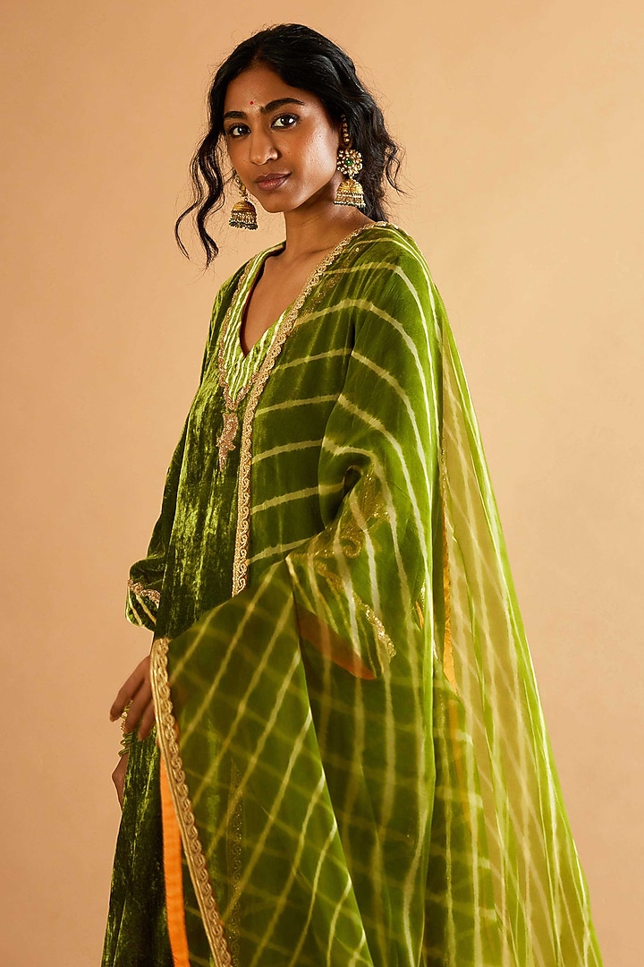 Mehendi Green Velvet Zardosi Embroidered Kurta Set by Sihali Jageer at Pernia's Pop Up Shop