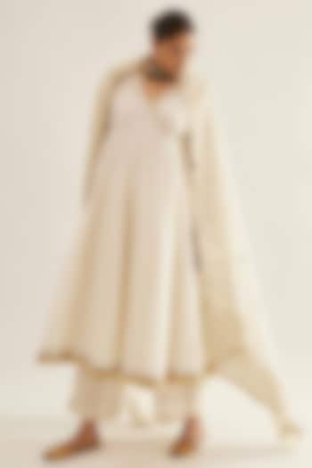 Off-White Chanderi Kurta Set by Sihali Jageer at Pernia's Pop Up Shop