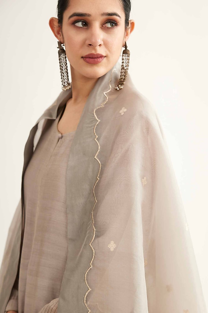 Mouse Chanderi Zari Checkered Kurta Set by Sihali Jageer at Pernia's Pop Up Shop