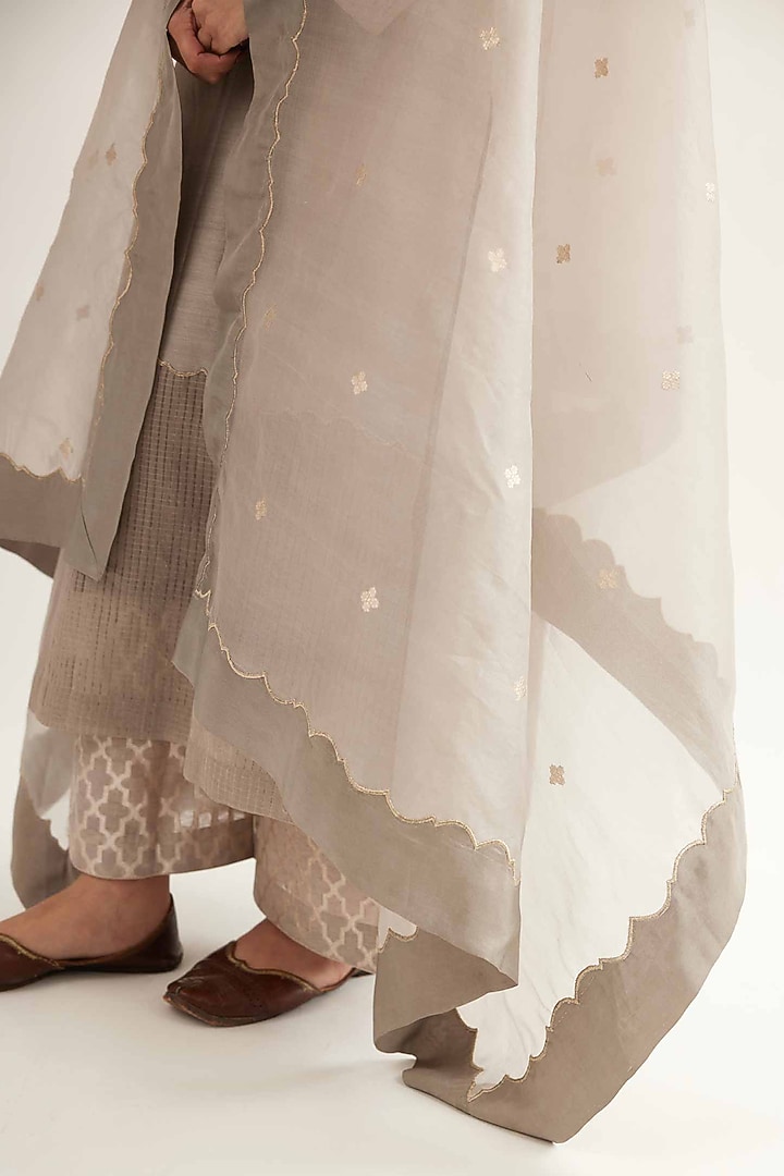 Mouse Chanderi Zari Checkered Kurta Set by Sihali Jageer at Pernia's Pop Up Shop