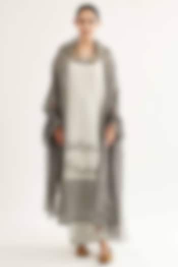 Silver Chanderi Tissue Painted & Embroidered Kurta Set by Sihali Jageer at Pernia's Pop Up Shop