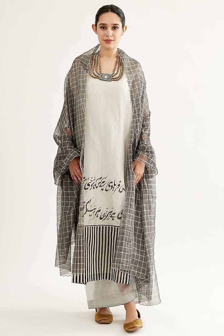 Silver Chanderi Tissue Painted & Embroidered Kurta Set by Sihali Jageer at Pernia's Pop Up Shop