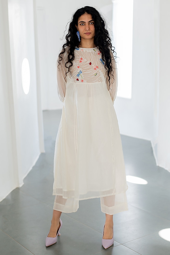 White Chanderi Thread & Sequins Hand Embroidered Kurta by Silai Studio at Pernia's Pop Up Shop