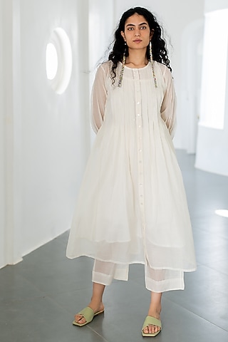 White Chanderi Beads Embroidered Kurta Set by Silai Studio
