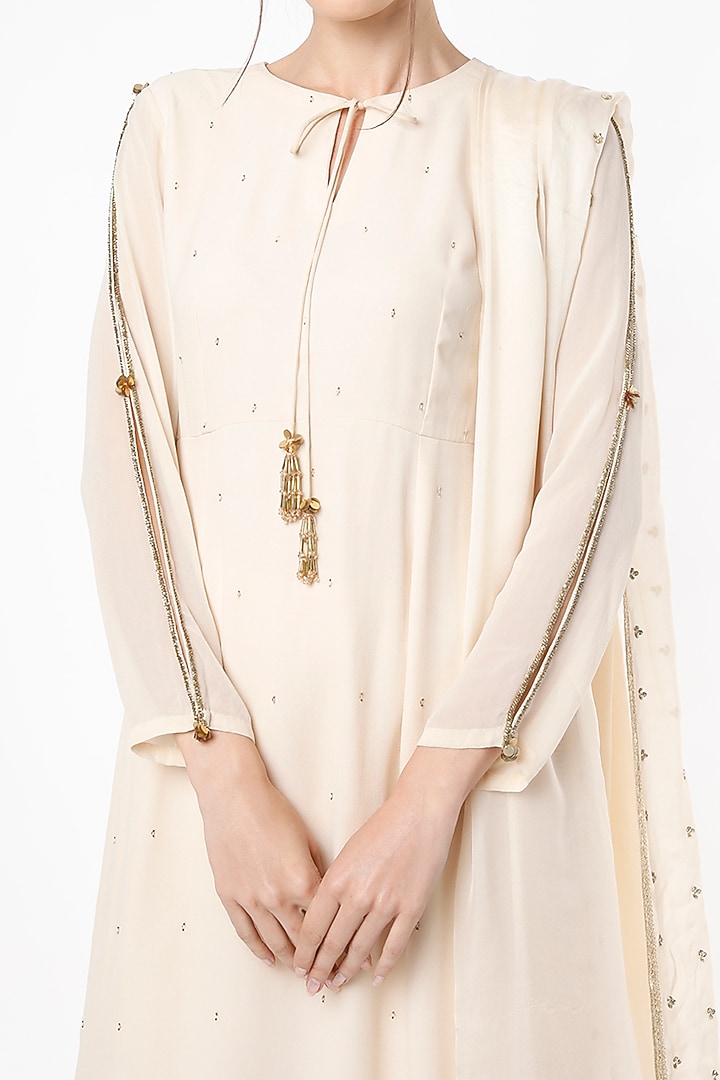 Ivory Embroidered Kurta Set by SIMRAT MARWAH at Pernia's Pop Up Shop