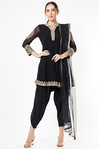 Black Embroidered Kurta Set by SIMRAT MARWAH