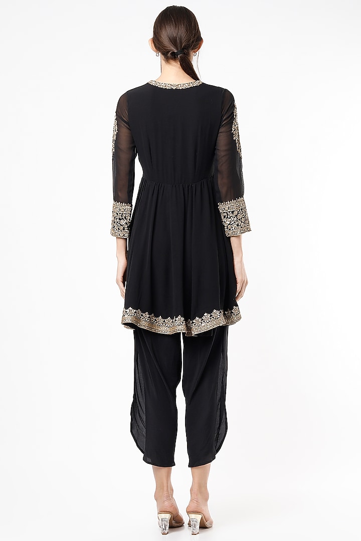 Black Embroidered Kurta Set by SIMRAT MARWAH at Pernia's Pop Up Shop