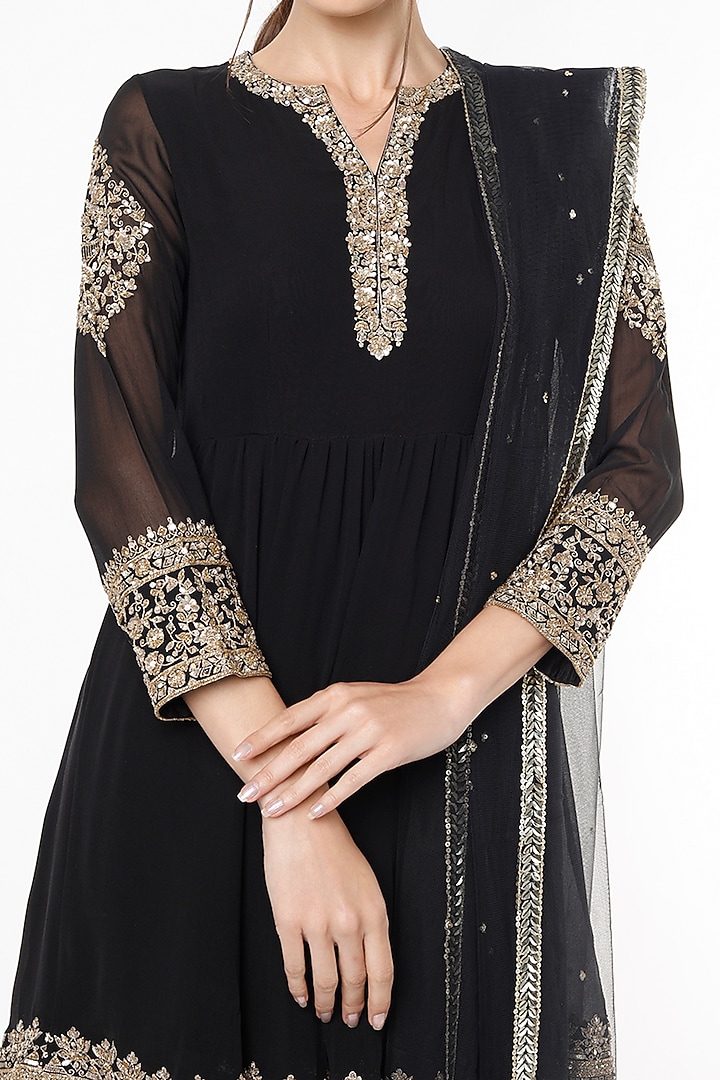 Black Embroidered Kurta Set by SIMRAT MARWAH at Pernia's Pop Up Shop